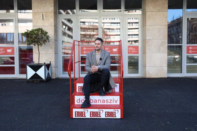 A balatoni strandokat idézi az Erkel Színház szerte Budapesten