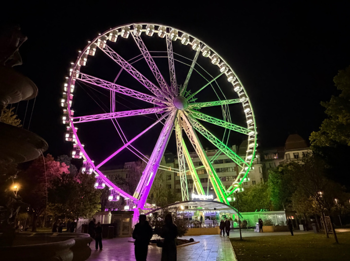 Wicked-színekbe borul a Budapest Óriáskerék: itthon is ünnepelhetjük a Wicked Világnapot